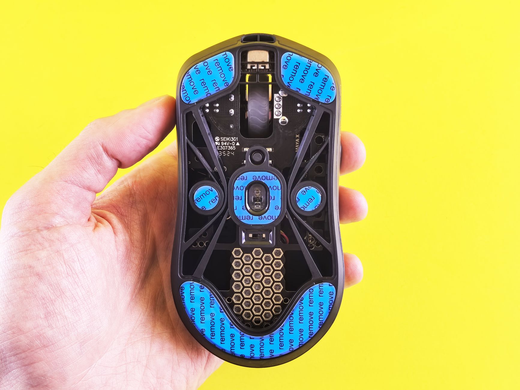 Sensor óptico na base de um mouse gamer, componente central na hora de escolher teclado e mouse