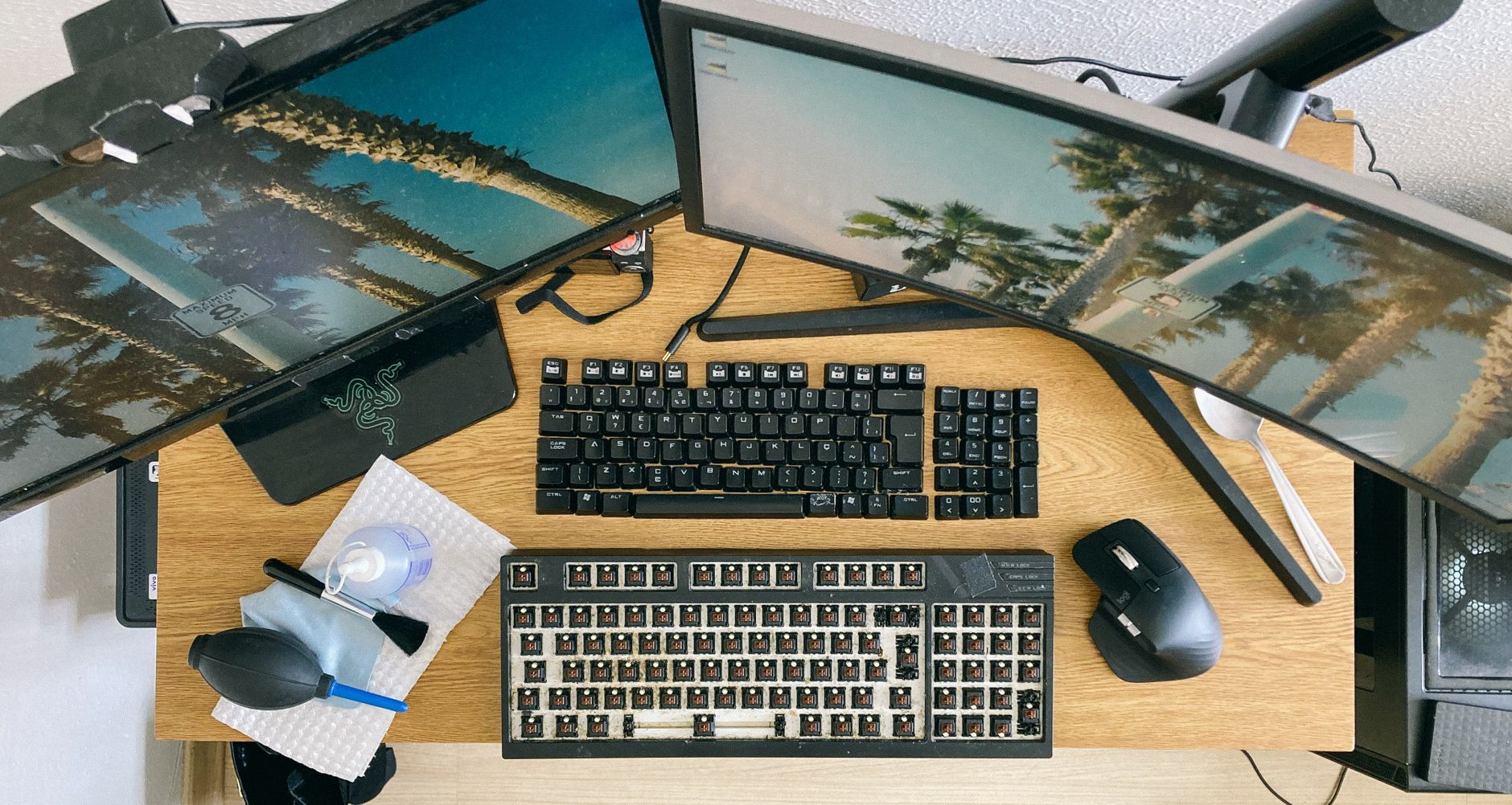 Teclado TKL em setup de mesa, exemplo de layout recomendado ao escolher teclado e mouse