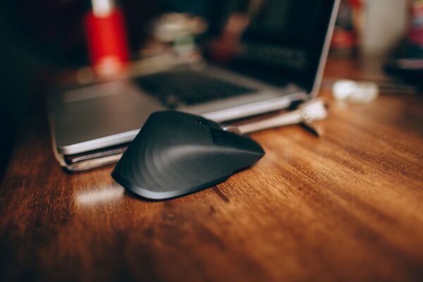 teclado sem fio conectado a notebook em ambiente de trabalho moderno