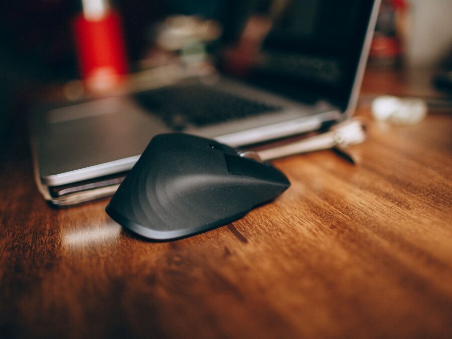 teclado sem fio conectado a notebook em ambiente de trabalho moderno