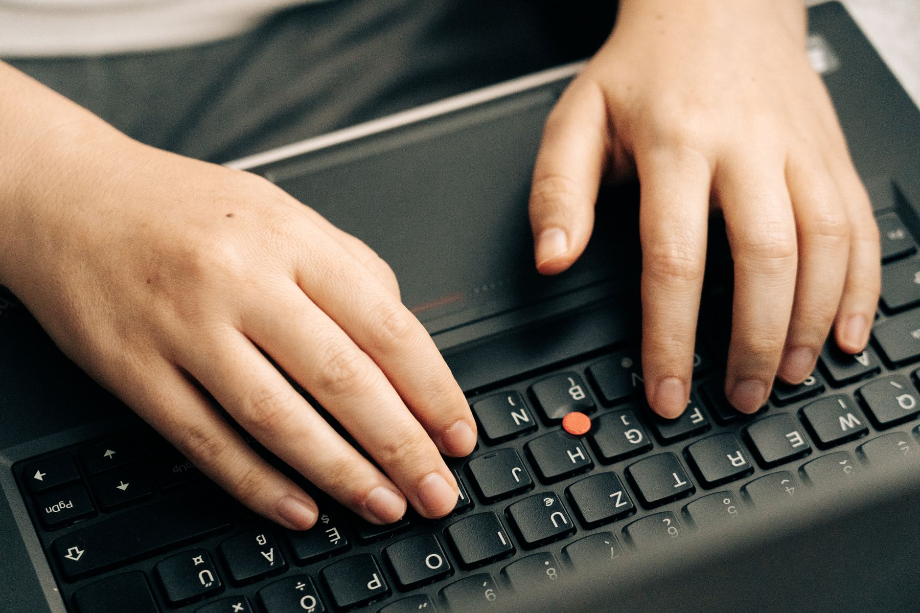 detalhe de teclado sem fio fino sendo utilizado para digitação