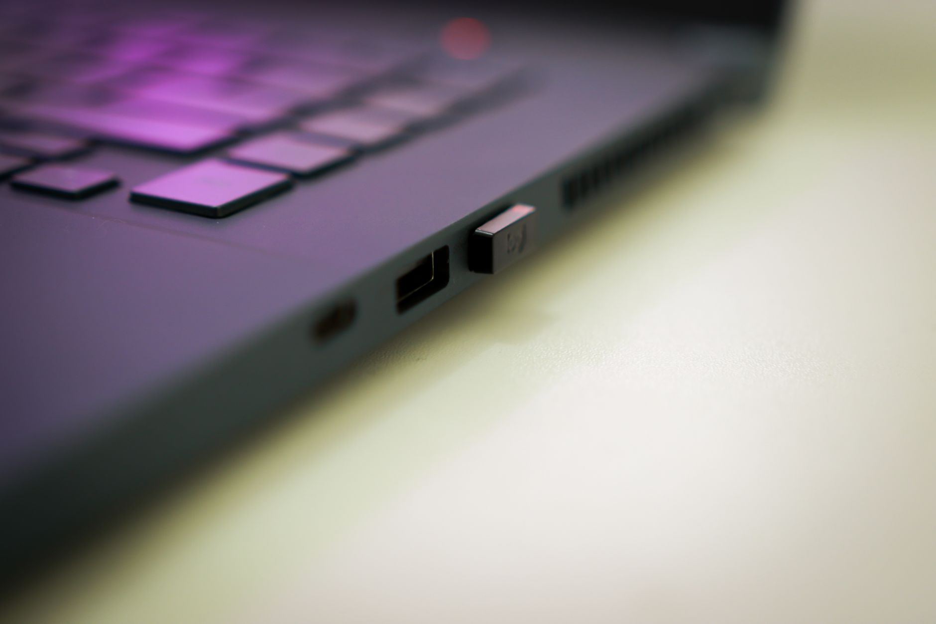 conexão de teclado sem fio via receptor USB e bluetooth
